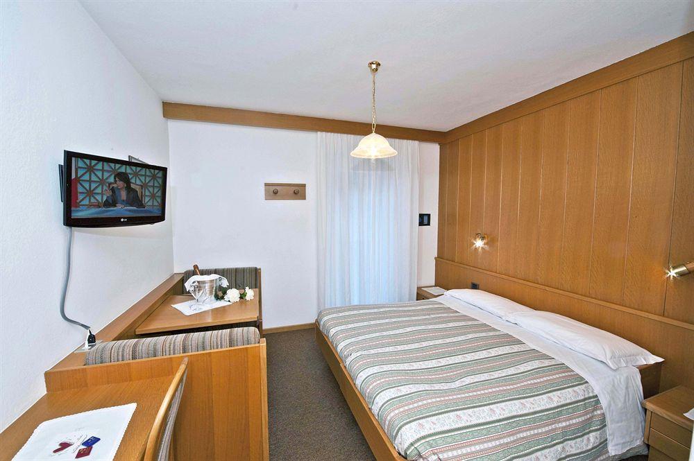 Hotel Ladina Campitello di Fassa Exterior photo