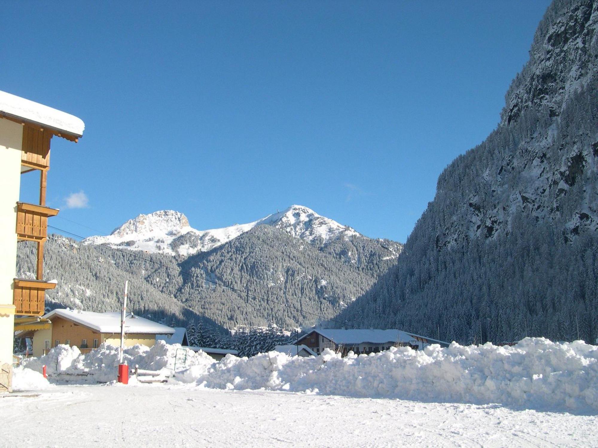 Hotel Ladina Campitello di Fassa Exterior photo