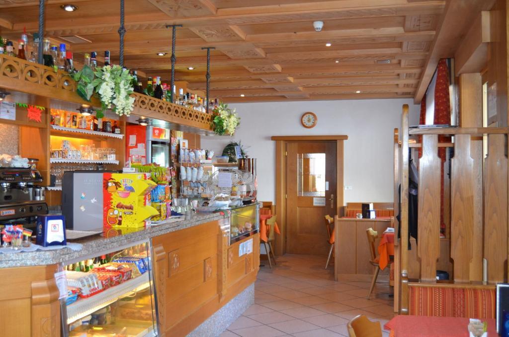 Hotel Ladina Campitello di Fassa Exterior photo