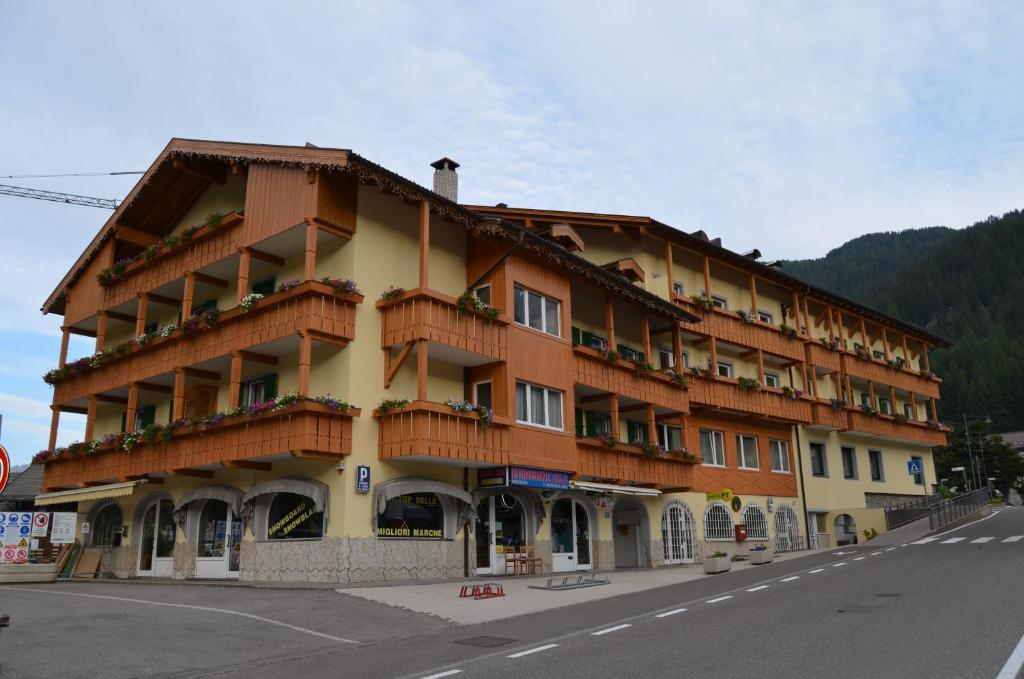 Hotel Ladina Campitello di Fassa Exterior photo