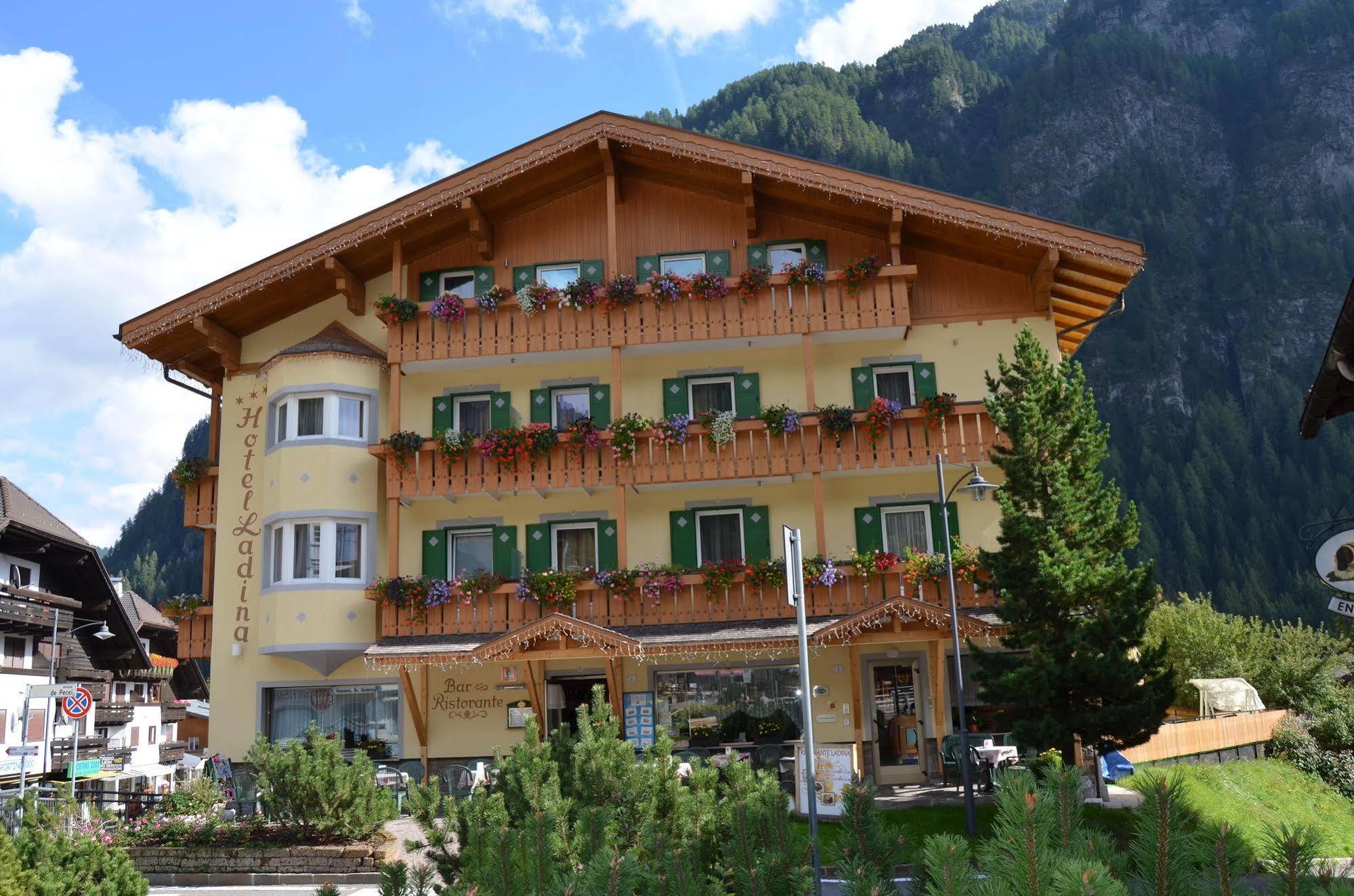 Hotel Ladina Campitello di Fassa Exterior photo